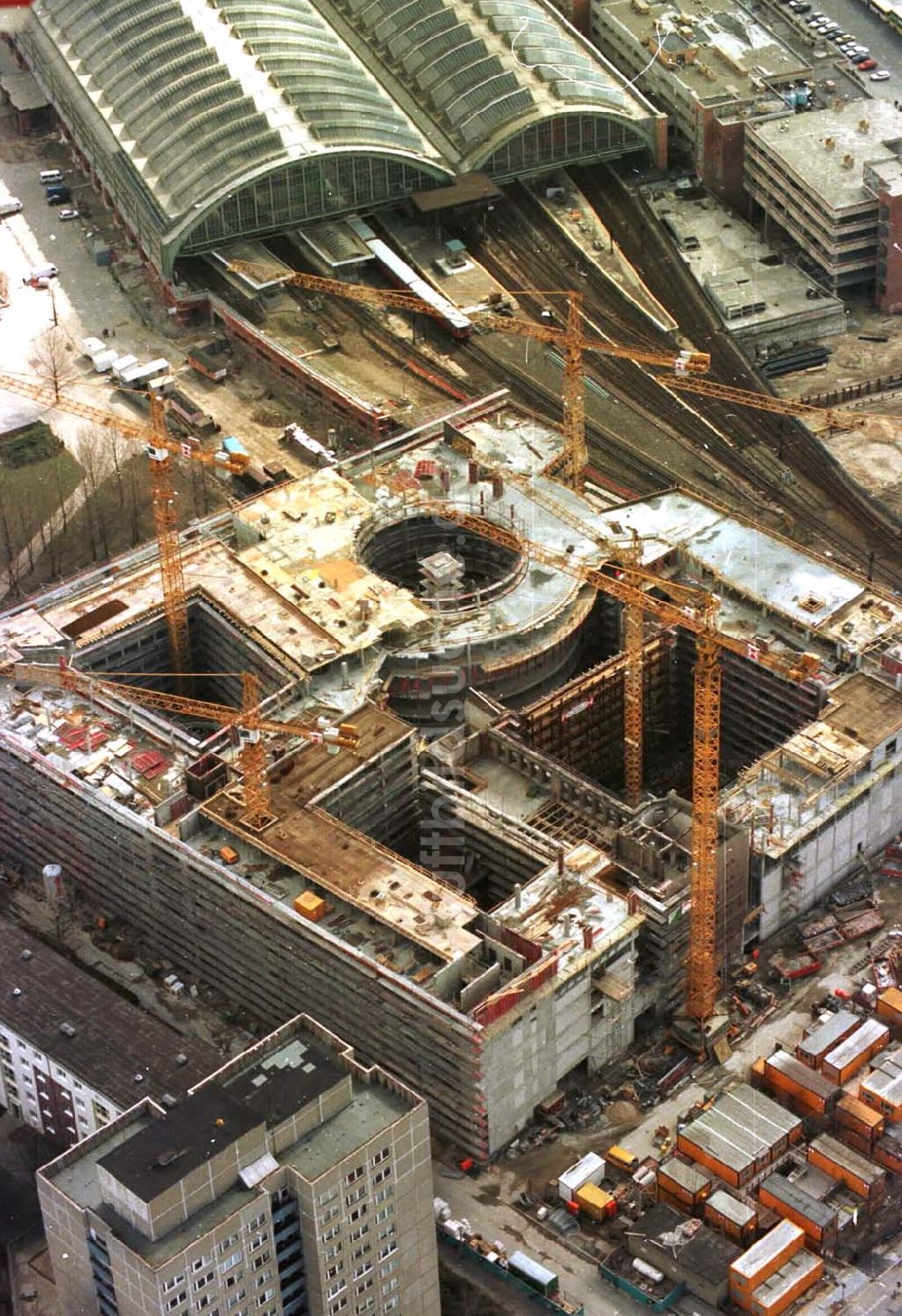 Berlin von oben - 26.03.95 Büro-und Geschäftsneubau am Ostbahnhof in Berlin-Friedrichshain