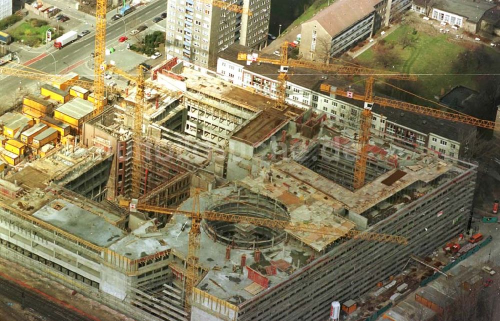 Berlin aus der Vogelperspektive: 26.03.95 Büro-und Geschäftsneubau am Ostbahnhof in Berlin-Friedrichshain