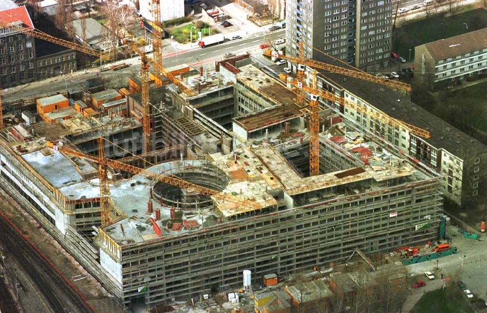 Berlin von oben - 26.03.95 Büro-und Geschäftsneubau am Ostbahnhof in Berlin-Friedrichshain