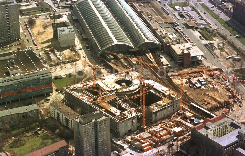 Luftaufnahme Berlin - 26.03.95 Büro-und Geschäftsneubau am Ostbahnhof in Berlin-Friedrichshain