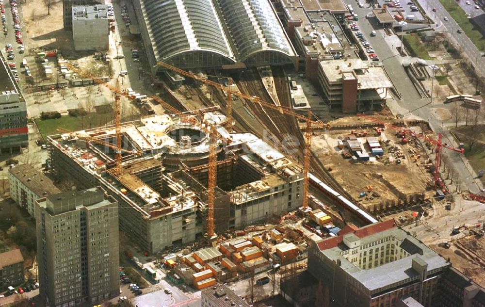 Berlin aus der Vogelperspektive: 26.03.95 Büro-und Geschäftsneubau am Ostbahnhof in Berlin-Friedrichshain