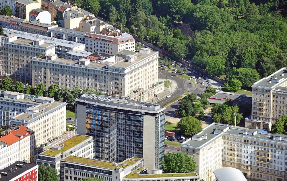 Berlin Friedrichshain von oben - Büro- und Geschäftszentrum an der Karl-Marx-Allee in Berlin / Friedrichshain im Bundesland Berlin