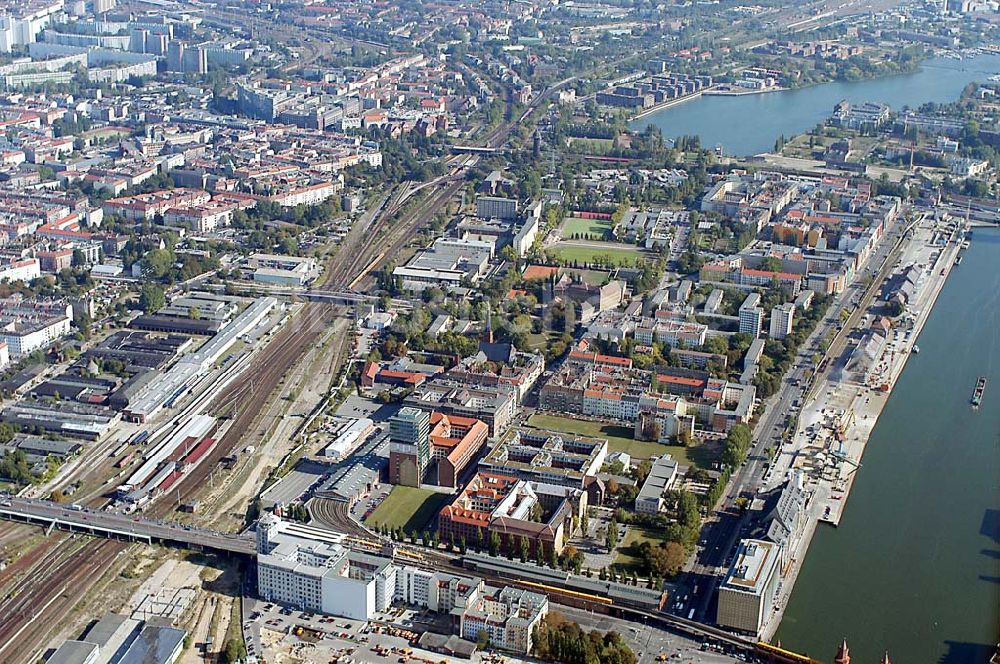 Luftbild Berlin / Friedrichshain. - Büro- und Geschäftszentrum der Oberbaumcity der HVB-Projekt, neben dem U-Bahnhof Warschauer Straße, in der Nähe der Oberbaumbrücke über die Spree, in Berlin-Friedrichshain