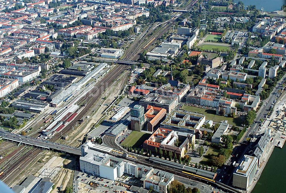 Luftaufnahme Berlin / Friedrichshain. - Büro- und Geschäftszentrum der Oberbaumcity der HVB-Projekt , neben dem U-Bahnhof Warschauer Straße, in der Nähe der Oberbaumbrücke über die Spree, in Berlin-Friedrichshain