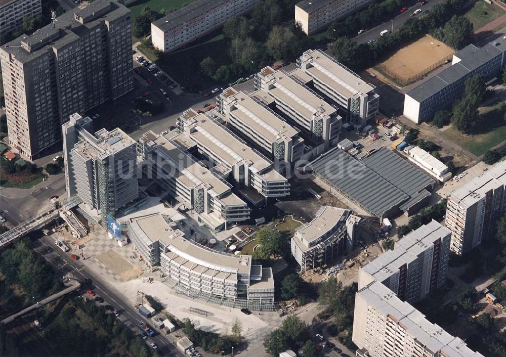 Berlin - Lichtenberg von oben - Büro- und Geschäftszentrum Storkower Bogen kurz vor der Fertigstellung (Storkower Straße).