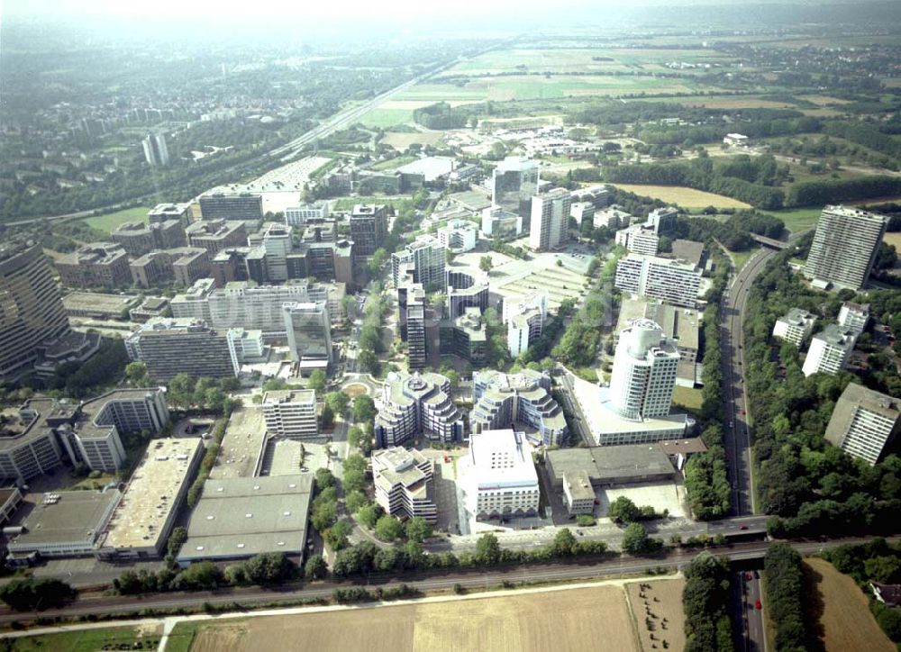 Luftbild Frankfurt am Main - Büro- und Gewerbegebiet an der Frankfurter Straße 77 in Frankfurt Eschborn an der S-Bahn.