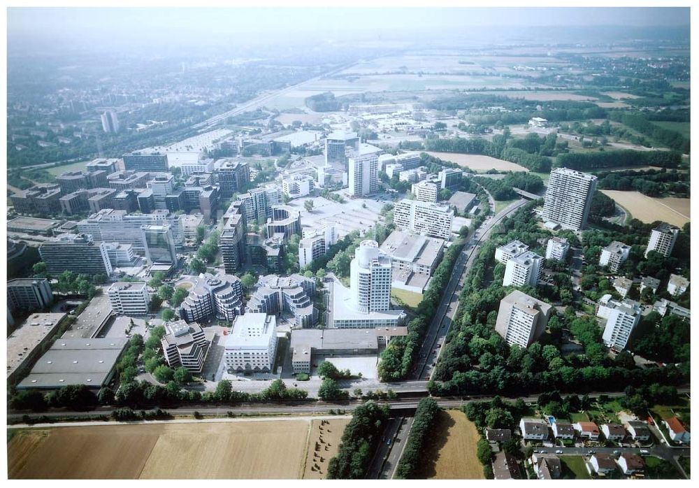 Frankfurt am Main von oben - Büro- und Gewerbegebiet an der Frankfurter Straße 77 in Frankfurt Eschborn an der S-Bahn.