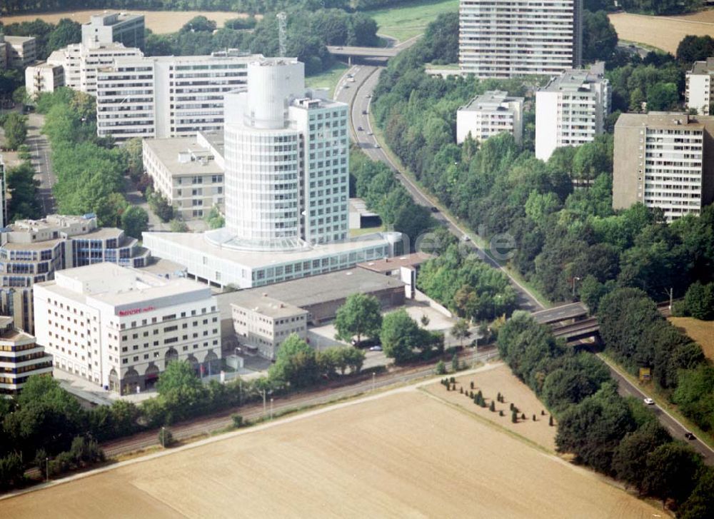 Frankfurt am Main aus der Vogelperspektive: Büro- und Gewerbegebiet an der Frankfurter Straße 77 in Frankfurt Eschborn an der S-Bahn.