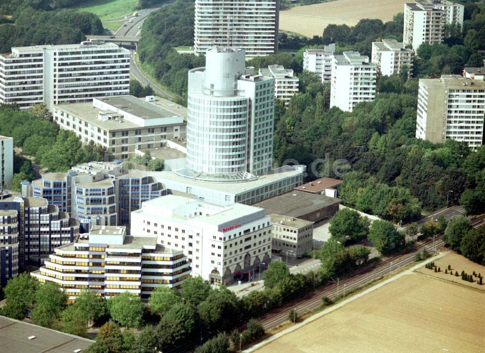 Frankfurt am Main aus der Vogelperspektive: Büro- und Gewerbegebiet an der Frankfurter Straße 77 in Frankfurt Eschborn an der S-Bahn.