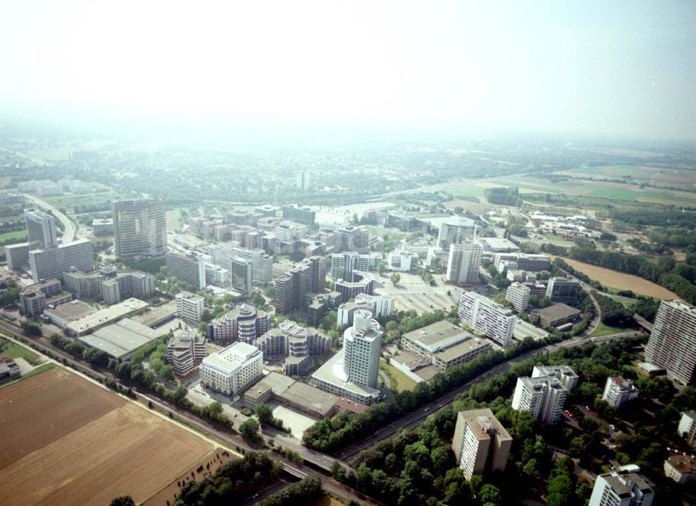 Luftaufnahme Frankfurt am Main - Büro- und Gewerbegebiet an der Frankfurter Straße 77 in Frankfurt Eschborn an der S-Bahn.