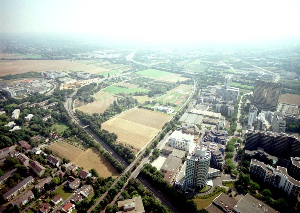 Frankfurt am Main von oben - Büro- und Gewerbegebiet an der Frankfurter Straße 77 in Frankfurt Eschborn an der S-Bahn.