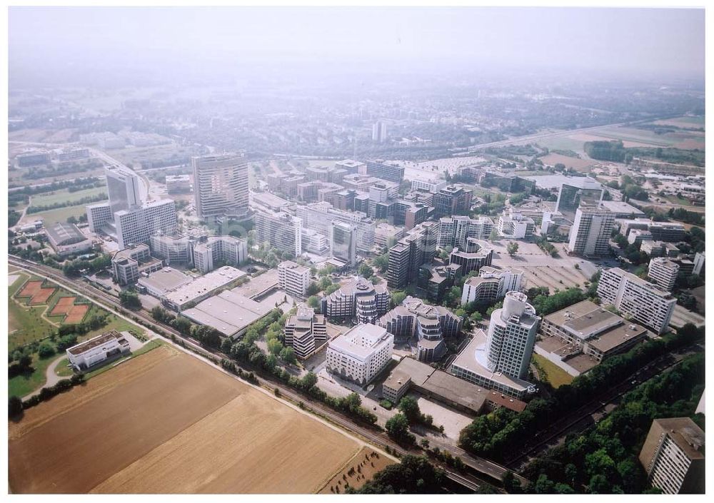 Luftaufnahme Frankfurt am Main - Büro- und Gewerbegebiet an der Frankfurter Straße 77 in Frankfurt Eschborn an der S-Bahn.