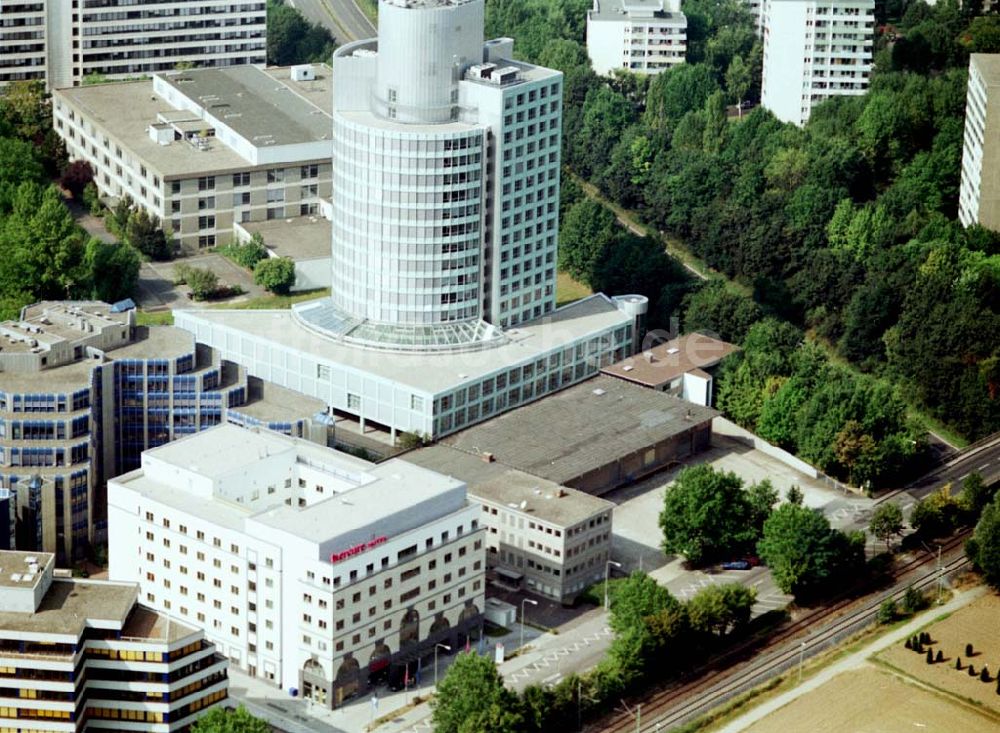 Frankfurt am Main aus der Vogelperspektive: Büro- und Gewerbegebiet an der Frankfurter Straße 77 in Frankfurt Eschborn an der S-Bahn.