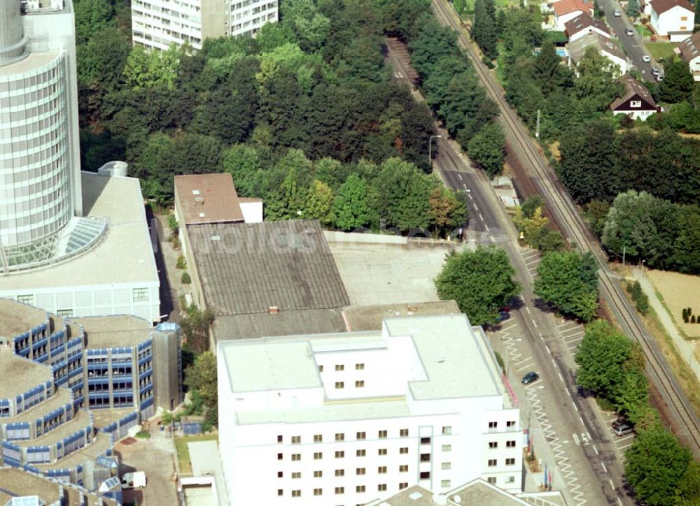 Frankfurt am Main von oben - Büro- und Gewerbegebiet an der Frankfurter Straße 77 in Frankfurt Eschborn an der S-Bahn.