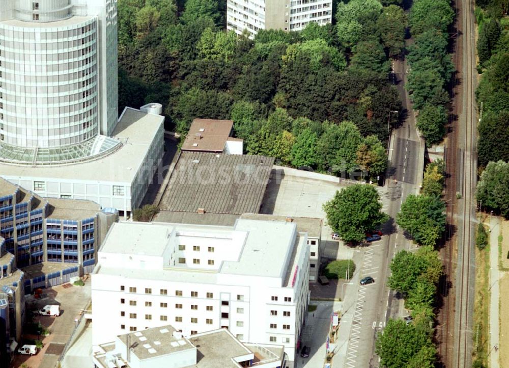 Frankfurt am Main aus der Vogelperspektive: Büro- und Gewerbegebiet an der Frankfurter Straße 77 in Frankfurt Eschborn an der S-Bahn.