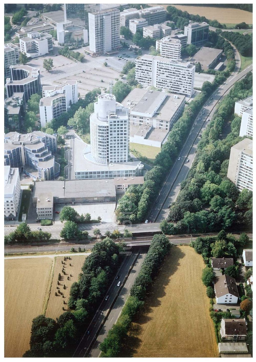 Frankfurt am Main aus der Vogelperspektive: Büro- und Gewerbegebiet an der Frankfurter Straße 77 in Frankfurt Eschborn an der S-Bahn.