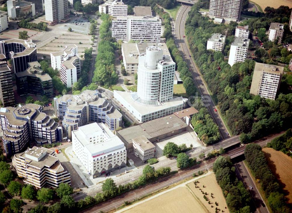 Frankfurt am Main aus der Vogelperspektive: Büro- und Gewerbegebiet an der Frankfurter Straße 77 in Frankfurt Eschborn an der S-Bahn.