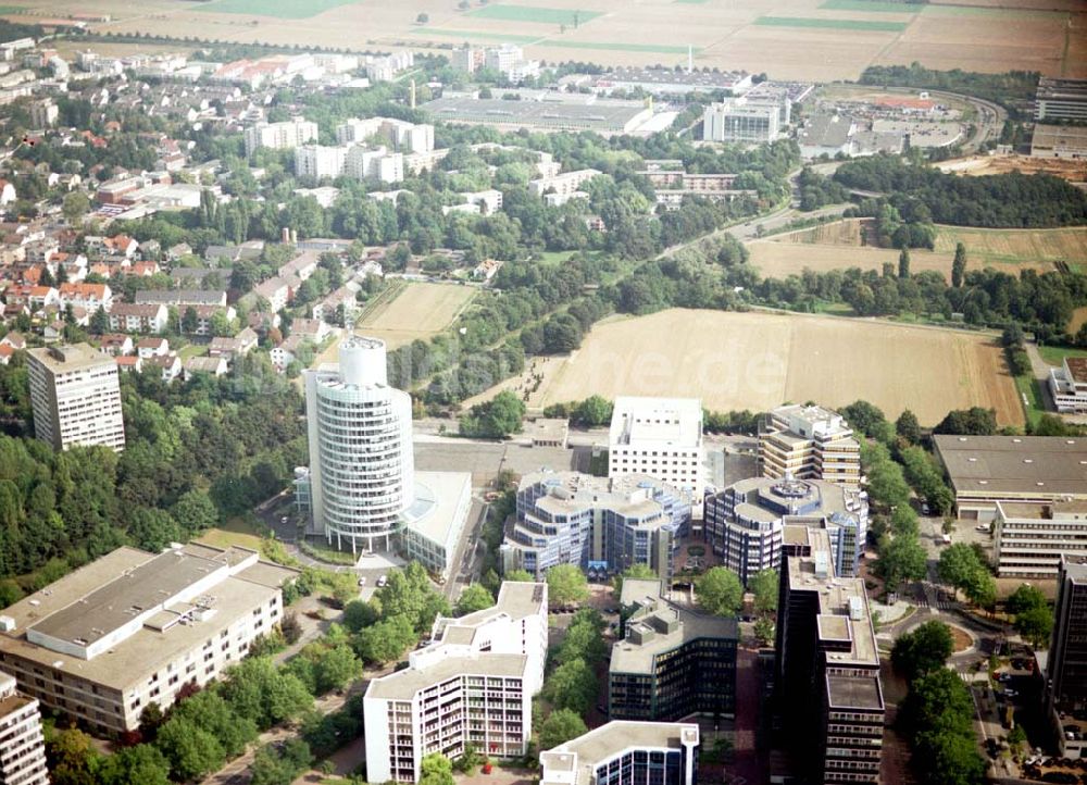 Frankfurt am Main aus der Vogelperspektive: Büro- und Gewerbegebiet an der Frankfurter Straße 77 in Frankfurt Eschborn an der S-Bahn.