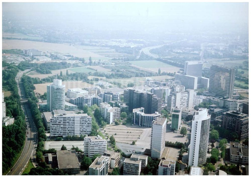 Frankfurt am Main aus der Vogelperspektive: Büro- und Gewerbegebiet an der Frankfurter Straße 77 in Frankfurt Eschborn an der S-Bahn. 07.09.02