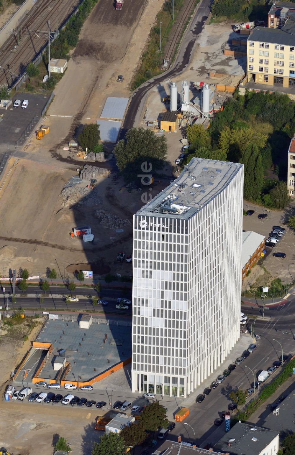 Berlin aus der Vogelperspektive: Büro- Hochhaus Tour Total auf dem Gelände der Europacity an der Heidestraße in Berlin