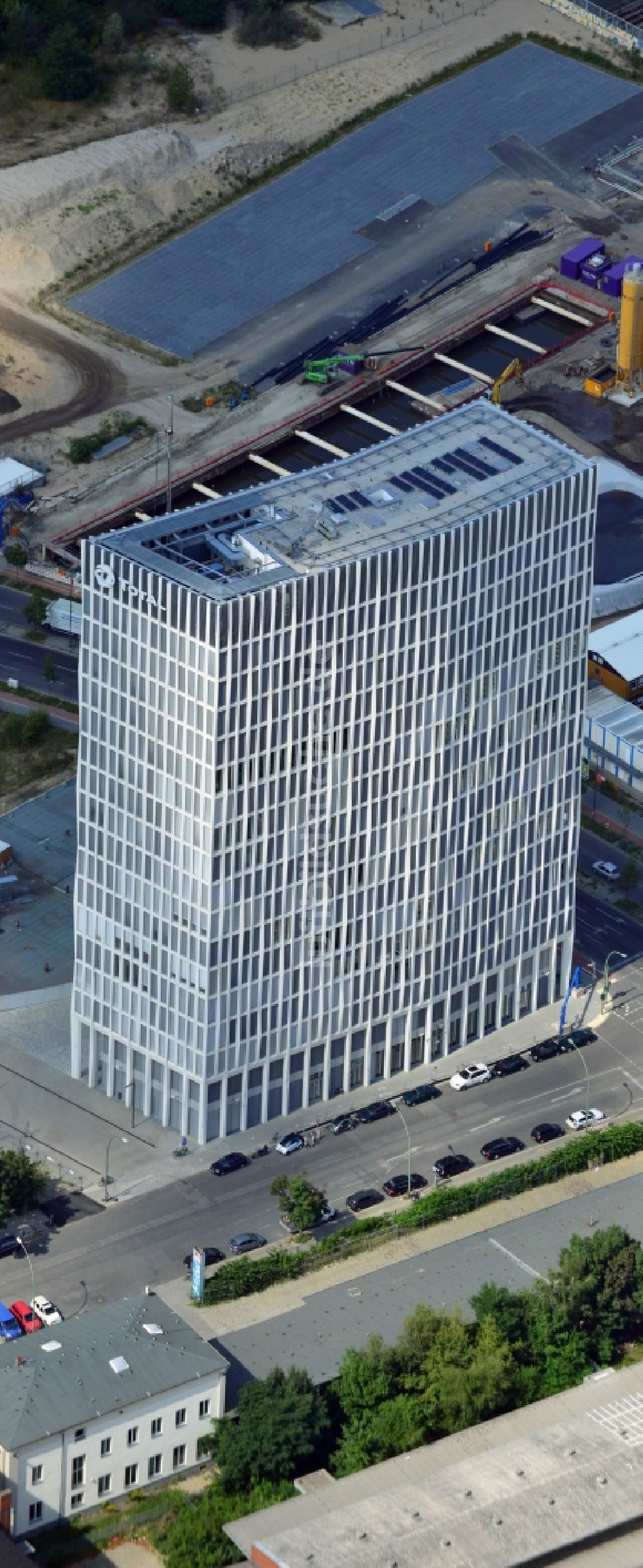 Luftaufnahme Berlin - Büro- Hochhaus Tour Total auf dem Gelände der Europacity an der Heidestraße in Berlin