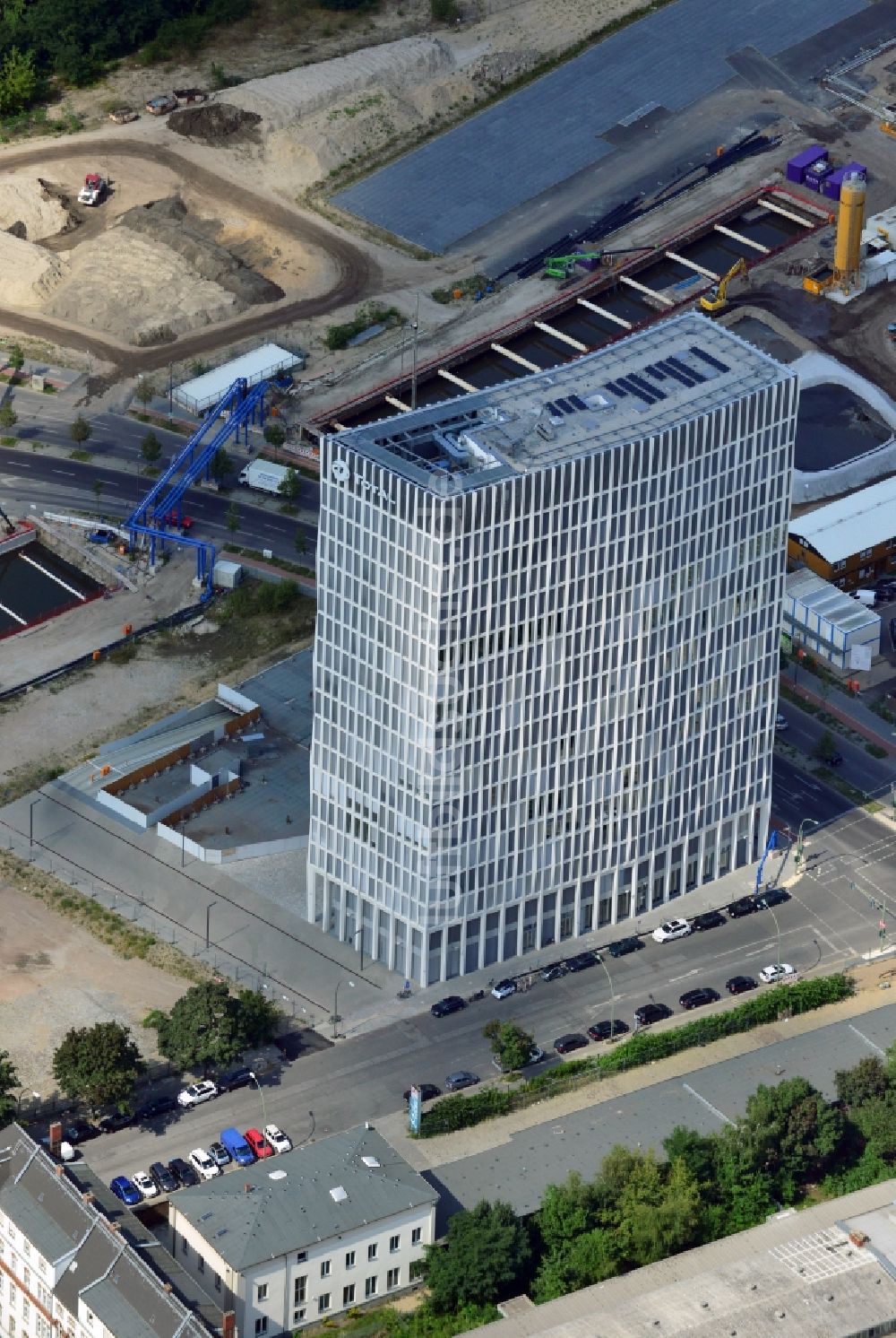 Berlin von oben - Büro- Hochhaus Tour Total auf dem Gelände der Europacity an der Heidestraße in Berlin