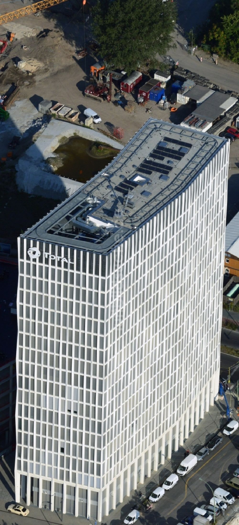 Berlin aus der Vogelperspektive: Büro- Hochhaus Tour Total auf dem Gelände der Europacity an der Heidestraße in Berlin