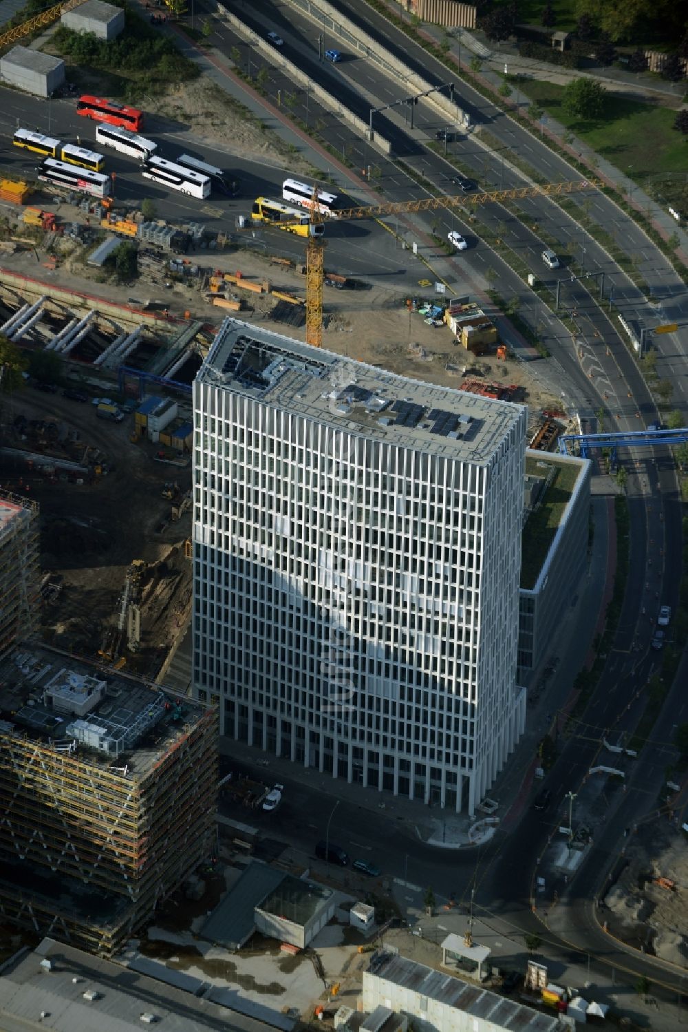 Luftaufnahme Berlin - Büro- Hochhaus Tour Total auf dem Gelände der Europacity an der Heidestraße in Berlin