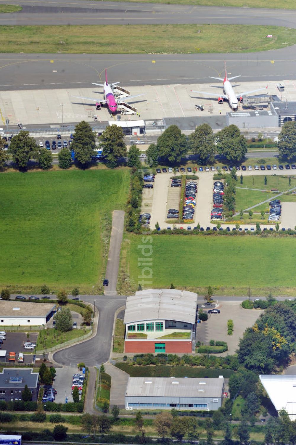 Holzwickede von oben - Büro- und Produktionsgebäude in Holzwickede / Nordrhein-Westfalen