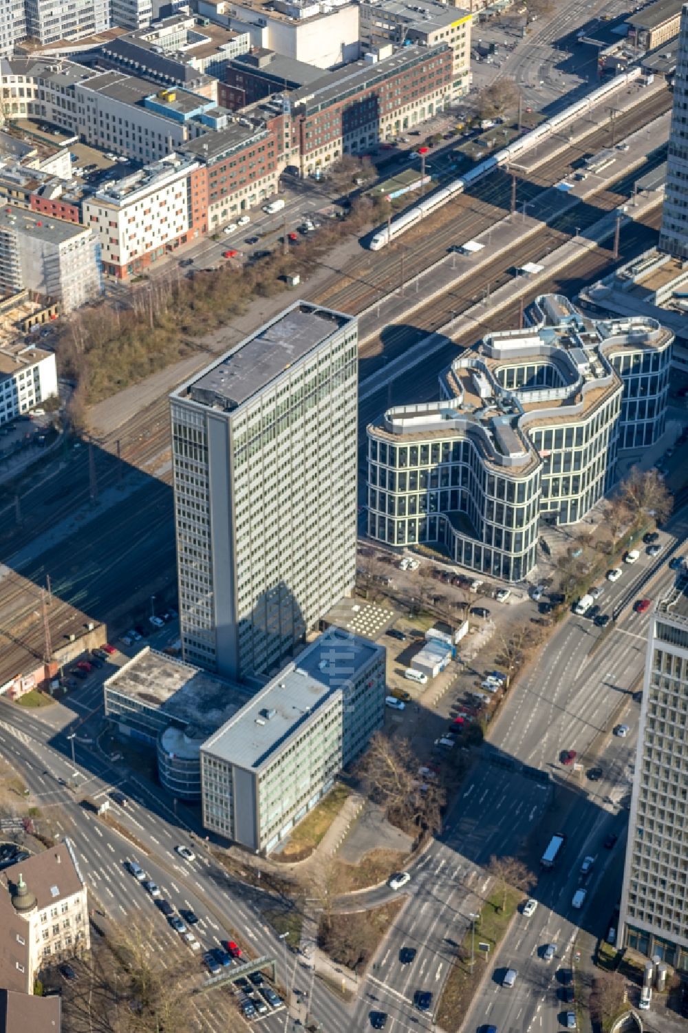 Essen aus der Vogelperspektive: Büro- und Unternehmensverwaltungs- Hochhaus- Gebäude an der Bert-Brecht-Straße Ecke Bismarckstraße in Essen im Bundesland Nordrhein-Westfalen, Deutschland