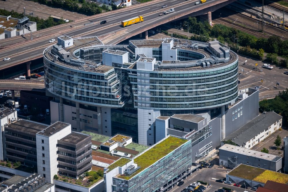 Luftaufnahme Stuttgart - Büro- und Unternehmensverwaltungs- Hochhaus- Gebäude des Daimler Van Technology Center (VTC) an der Mercedesstraße im Ortsteil Benzviertel in Stuttgart im Bundesland Baden-Württemberg, Deutschland