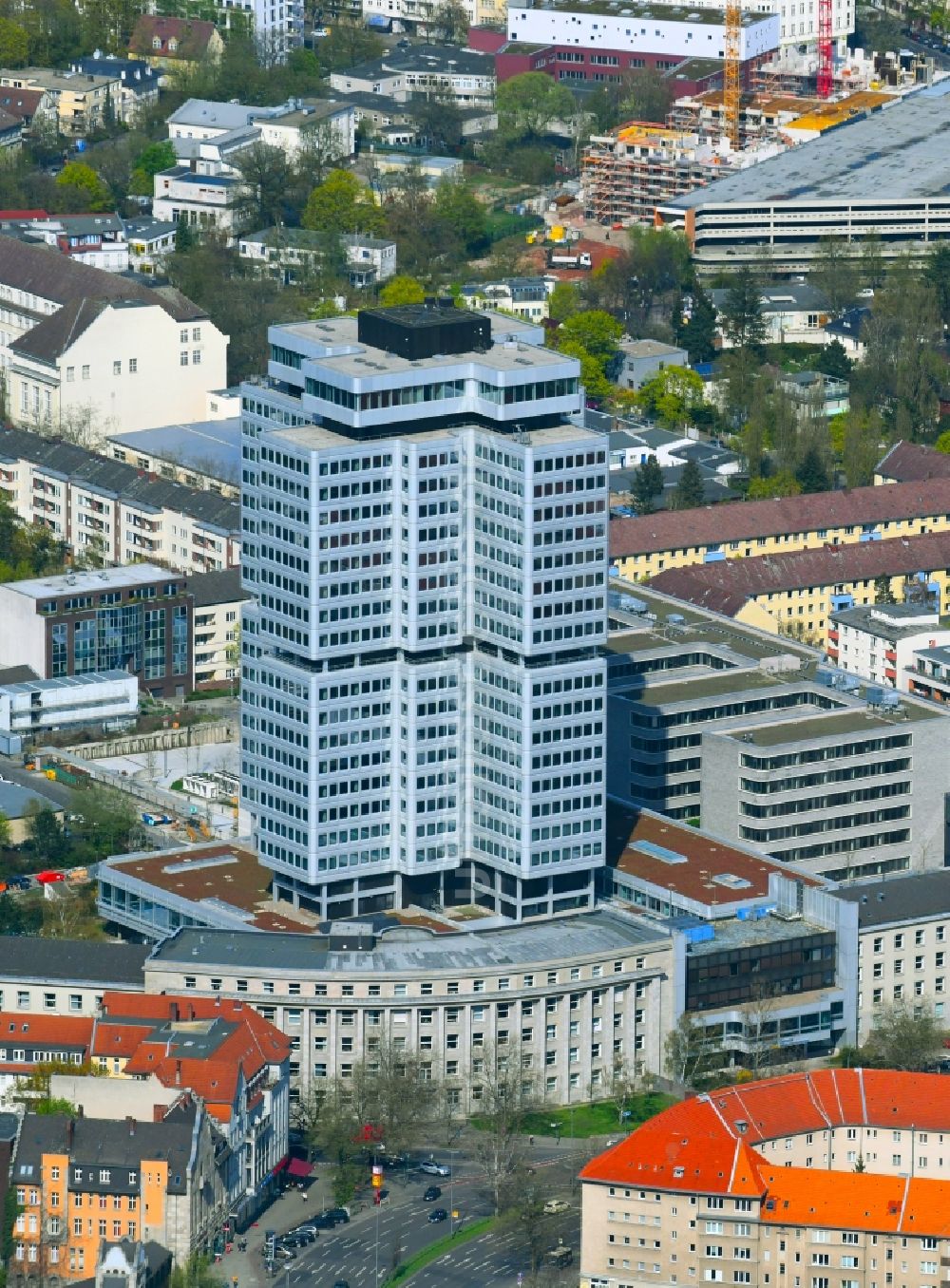 Berlin von oben - Büro- und Unternehmensverwaltungs- Hochhaus- Gebäude Deutsche Rentenversicherung Bund DRV im Ortsteil Charlottenburg in Berlin, Deutschland