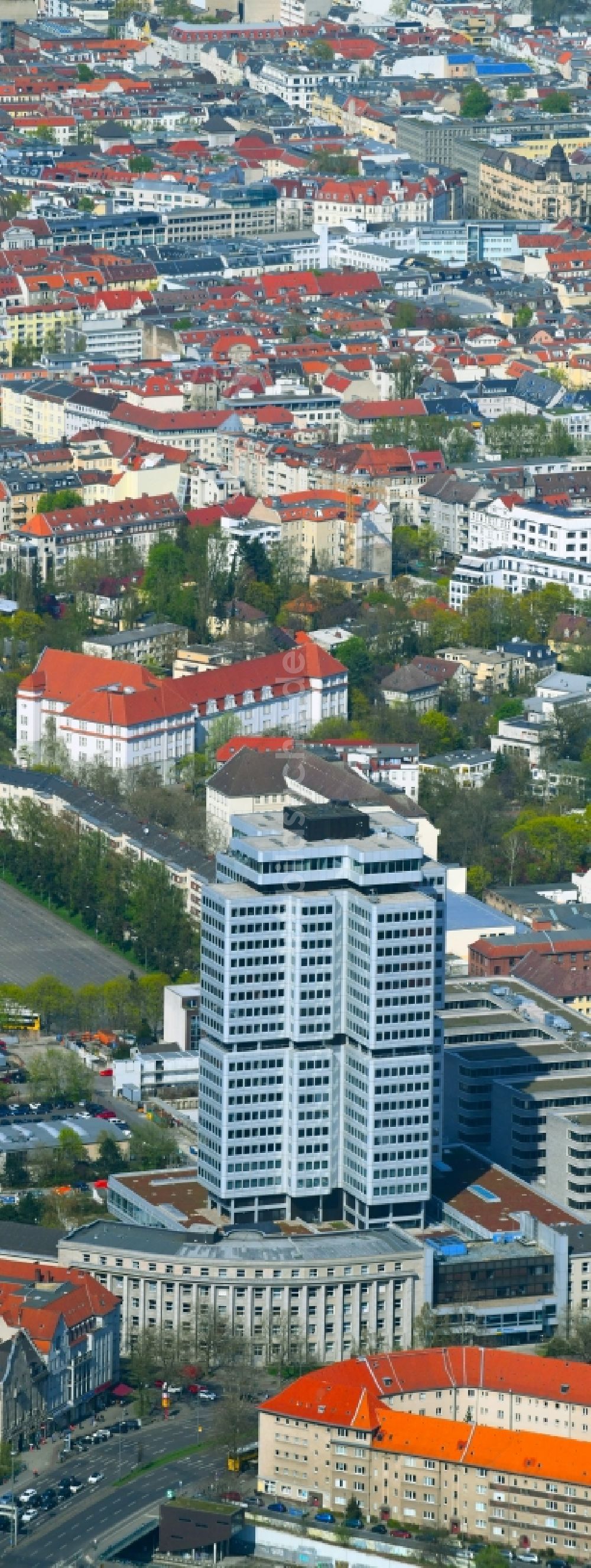 Berlin von oben - Büro- und Unternehmensverwaltungs- Hochhaus- Gebäude Deutsche Rentenversicherung Bund DRV im Ortsteil Charlottenburg in Berlin, Deutschland