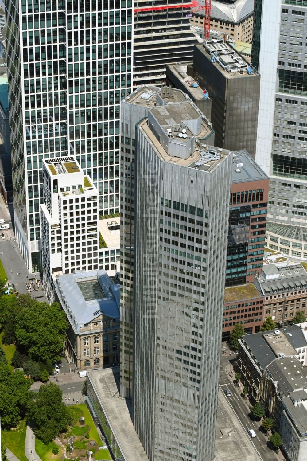 Luftaufnahme Frankfurt am Main - Büro- und Unternehmensverwaltungs- Hochhaus- Gebäude Eurotower in Frankfurt am Main im Bundesland Hessen, Deutschland