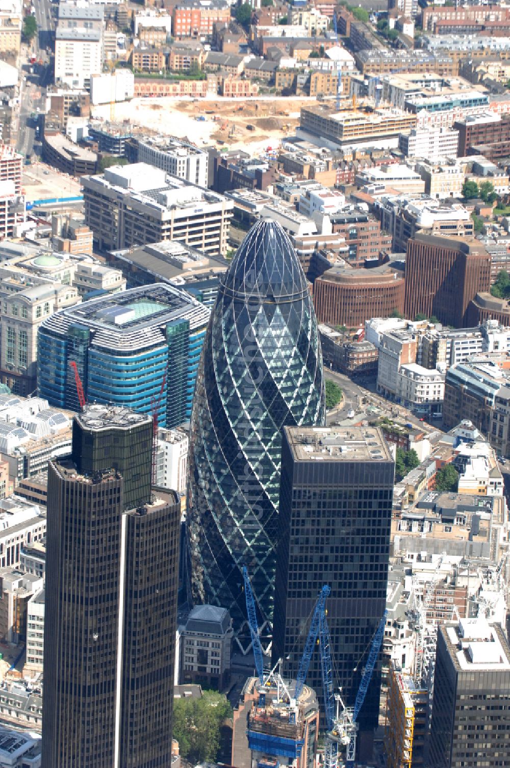 London aus der Vogelperspektive: Büro- und Unternehmensverwaltungs- Hochhaus- Gebäude The Gherkin in London in England, Vereinigtes Königreich