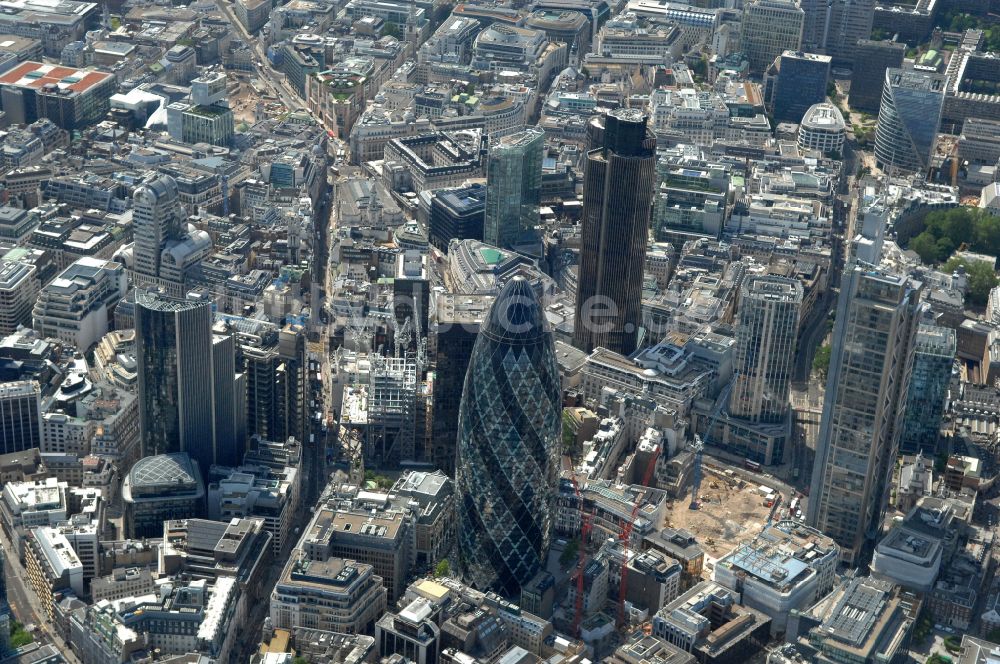 Luftbild London - Büro- und Unternehmensverwaltungs- Hochhaus- Gebäude The Gherkin in London in England, Vereinigtes Königreich