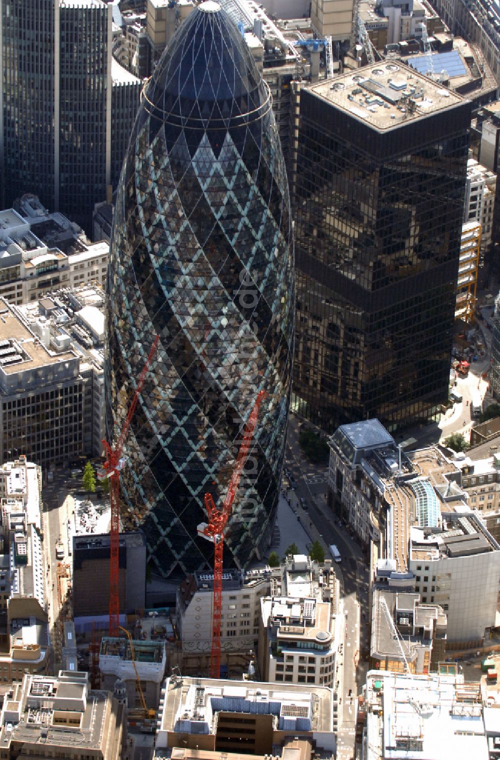 London von oben - Büro- und Unternehmensverwaltungs- Hochhaus- Gebäude The Gherkin in London in England, Vereinigtes Königreich