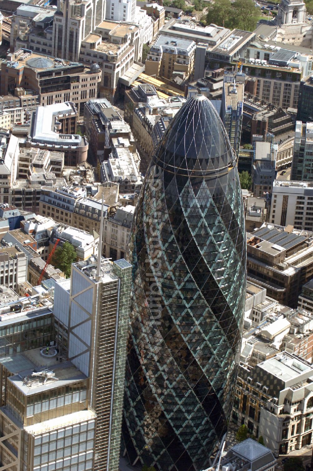 Luftaufnahme London - Büro- und Unternehmensverwaltungs- Hochhaus- Gebäude The Gherkin in London in England, Vereinigtes Königreich