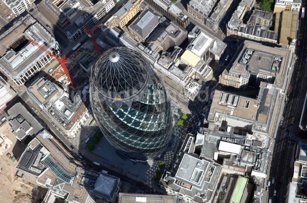 Luftbild London - Büro- und Unternehmensverwaltungs- Hochhaus- Gebäude The Gherkin in London in England, Vereinigtes Königreich