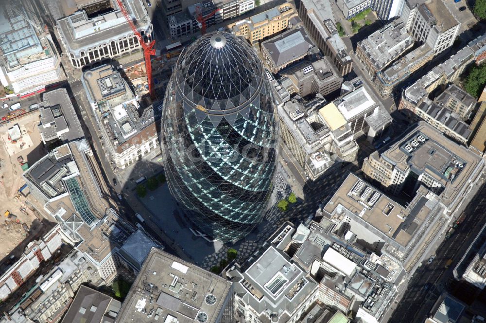 Luftaufnahme London - Büro- und Unternehmensverwaltungs- Hochhaus- Gebäude The Gherkin in London in England, Vereinigtes Königreich