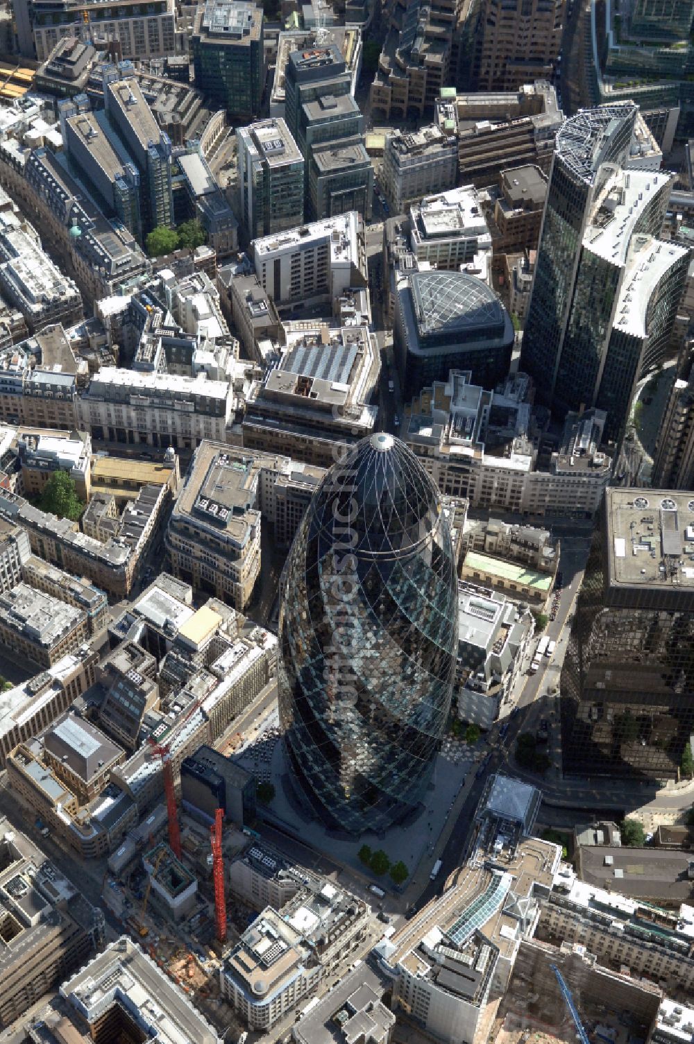 Luftaufnahme London - Büro- und Unternehmensverwaltungs- Hochhaus- Gebäude The Gherkin in London in England, Vereinigtes Königreich