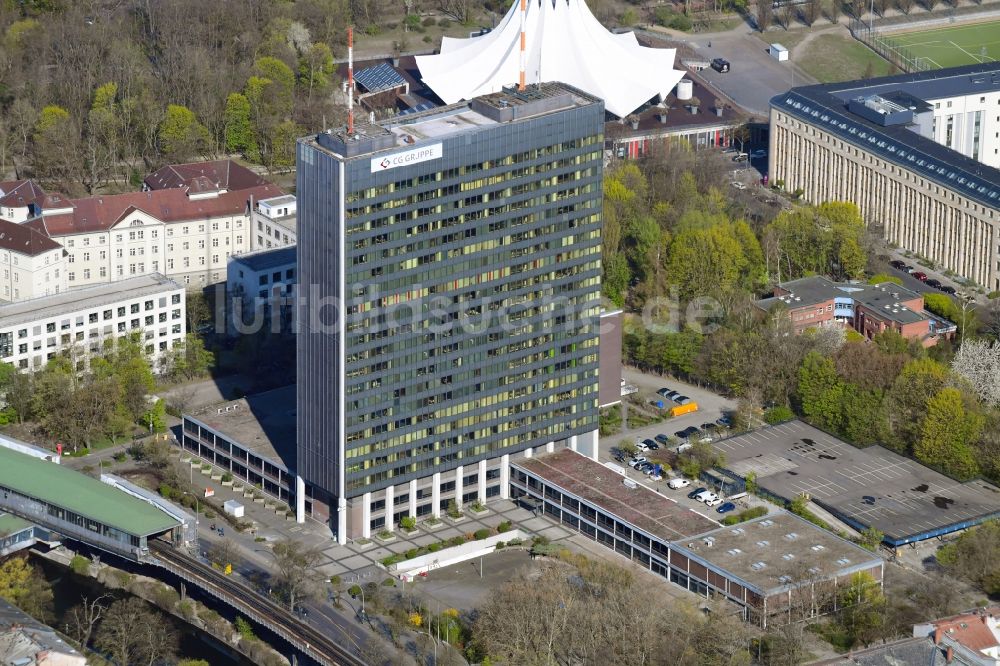 Berlin von oben - Büro- und Unternehmensverwaltungs- Hochhaus- Gebäude Hallesches Ufer in Berlin, Deutschland