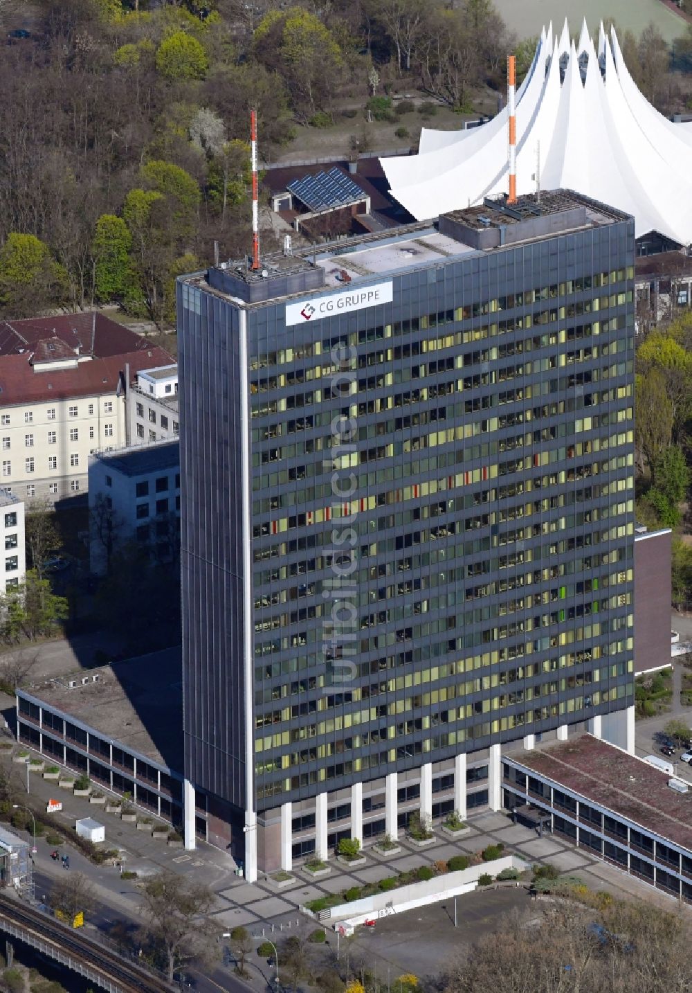 Berlin aus der Vogelperspektive: Büro- und Unternehmensverwaltungs- Hochhaus- Gebäude Hallesches Ufer in Berlin, Deutschland