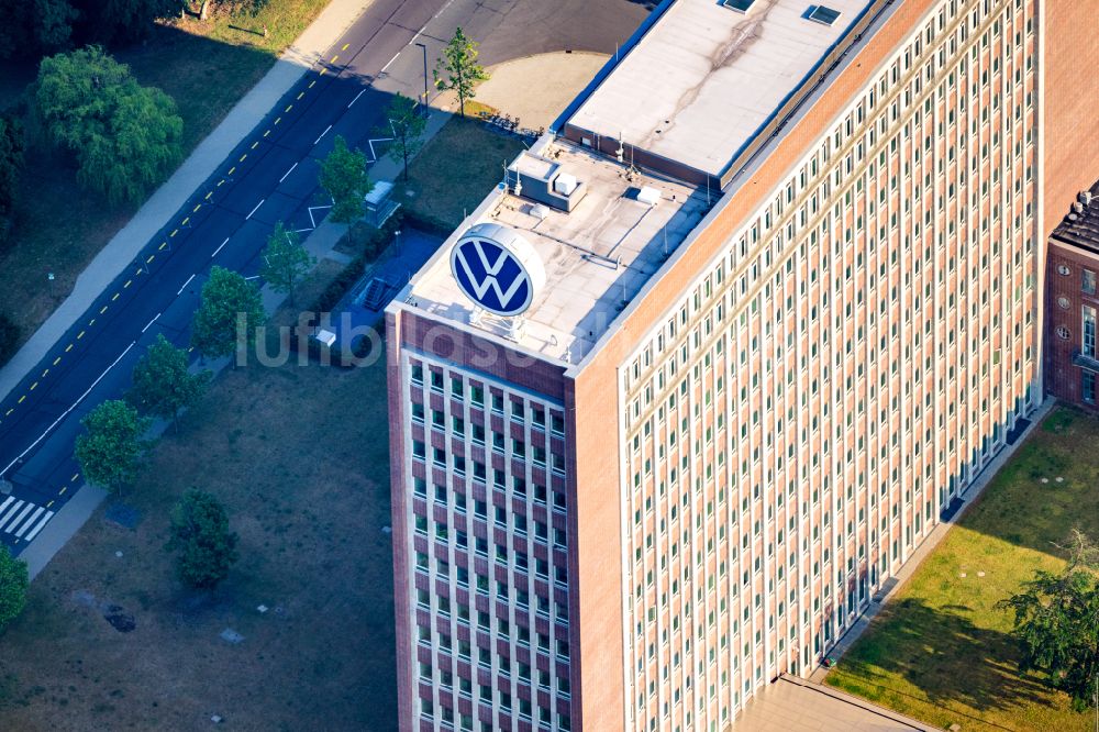 Wolfsburg von oben - Büro- und Unternehmensverwaltungs- Hochhaus- Gebäude Markenhochhaus von VW Volkswagen in Wolfsburg im Bundesland Niedersachsen, Deutschland