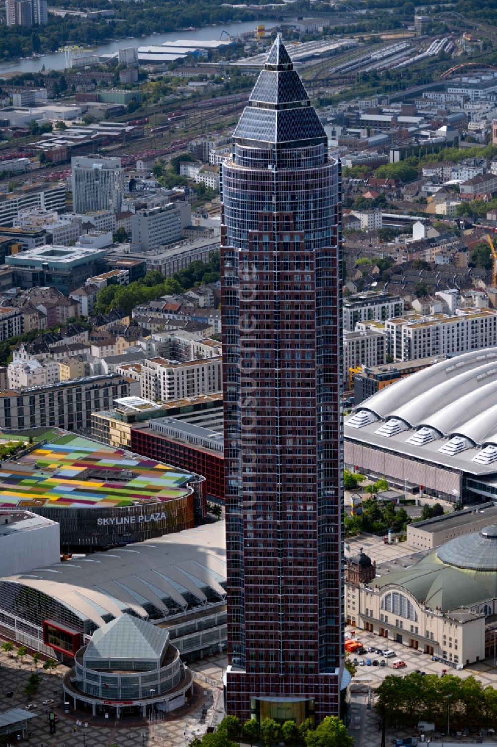 Frankfurt am Main aus der Vogelperspektive: Büro- und Unternehmensverwaltungs- Hochhaus- Gebäude Messeturm in Frankfurt am Main im Bundesland Hessen, Deutschland