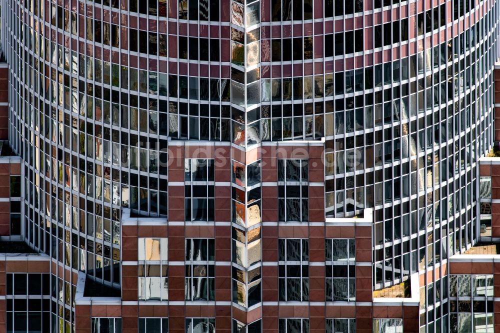 Frankfurt am Main von oben - Büro- und Unternehmensverwaltungs- Hochhaus- Gebäude Messeturm in Frankfurt am Main im Bundesland Hessen, Deutschland