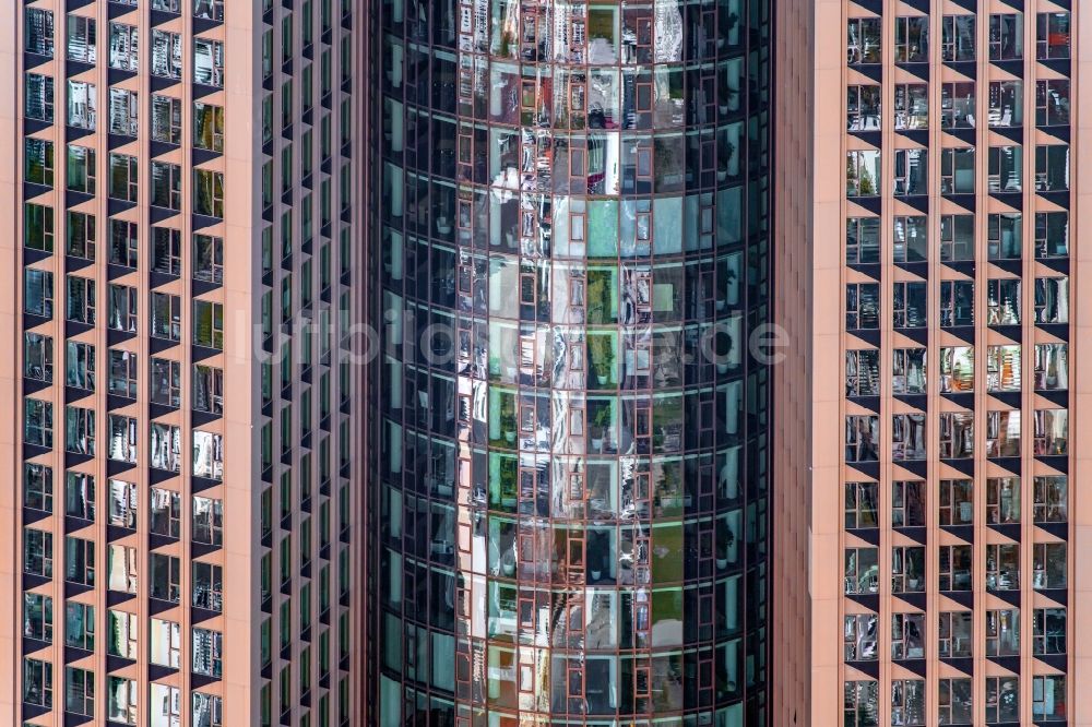 Frankfurt am Main aus der Vogelperspektive: Büro- und Unternehmensverwaltungs- Hochhaus- Gebäude Messeturm in Frankfurt am Main im Bundesland Hessen, Deutschland