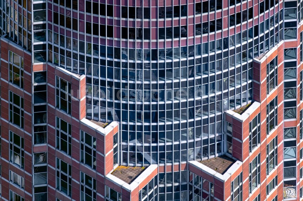 Frankfurt am Main von oben - Büro- und Unternehmensverwaltungs- Hochhaus- Gebäude Messeturm in Frankfurt am Main im Bundesland Hessen, Deutschland