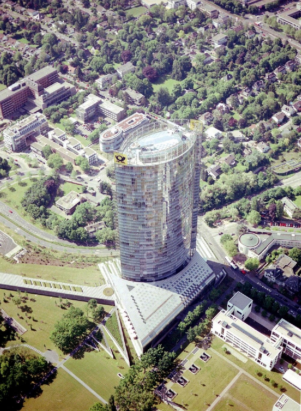 Bonn aus der Vogelperspektive: Büro- und Unternehmensverwaltungs- Hochhaus- Gebäude Post Tower in Bonn im Bundesland Nordrhein-Westfalen, Deutschland