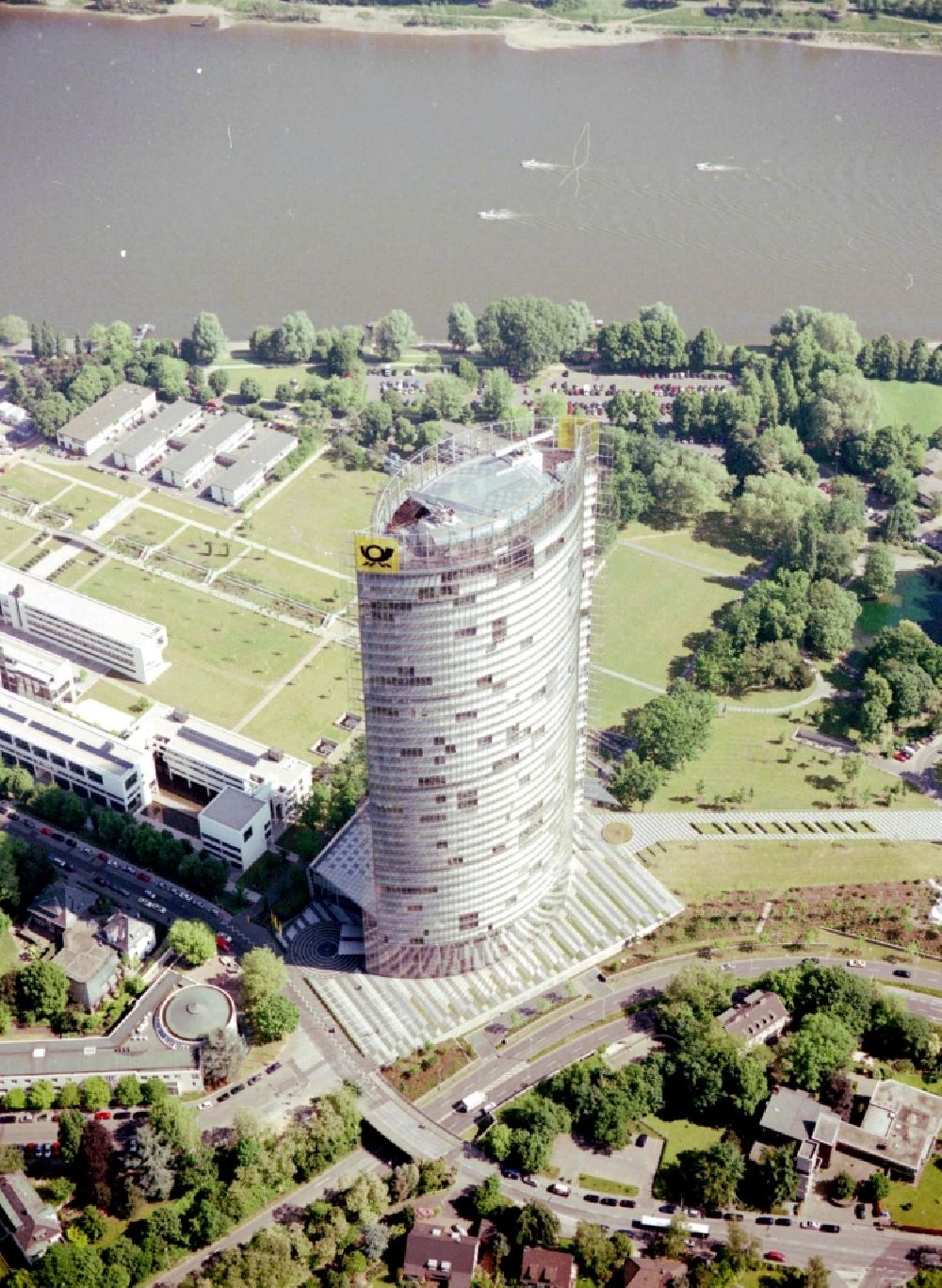 Bonn aus der Vogelperspektive: Büro- und Unternehmensverwaltungs- Hochhaus- Gebäude Post Tower in Bonn im Bundesland Nordrhein-Westfalen, Deutschland